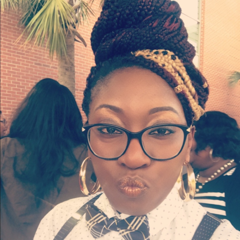 Meet your Posher, Dyonika